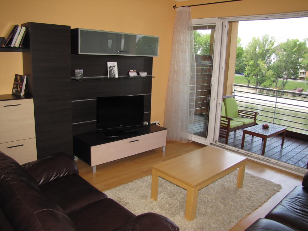 Dunalux Apartman 杰尔 客房 照片